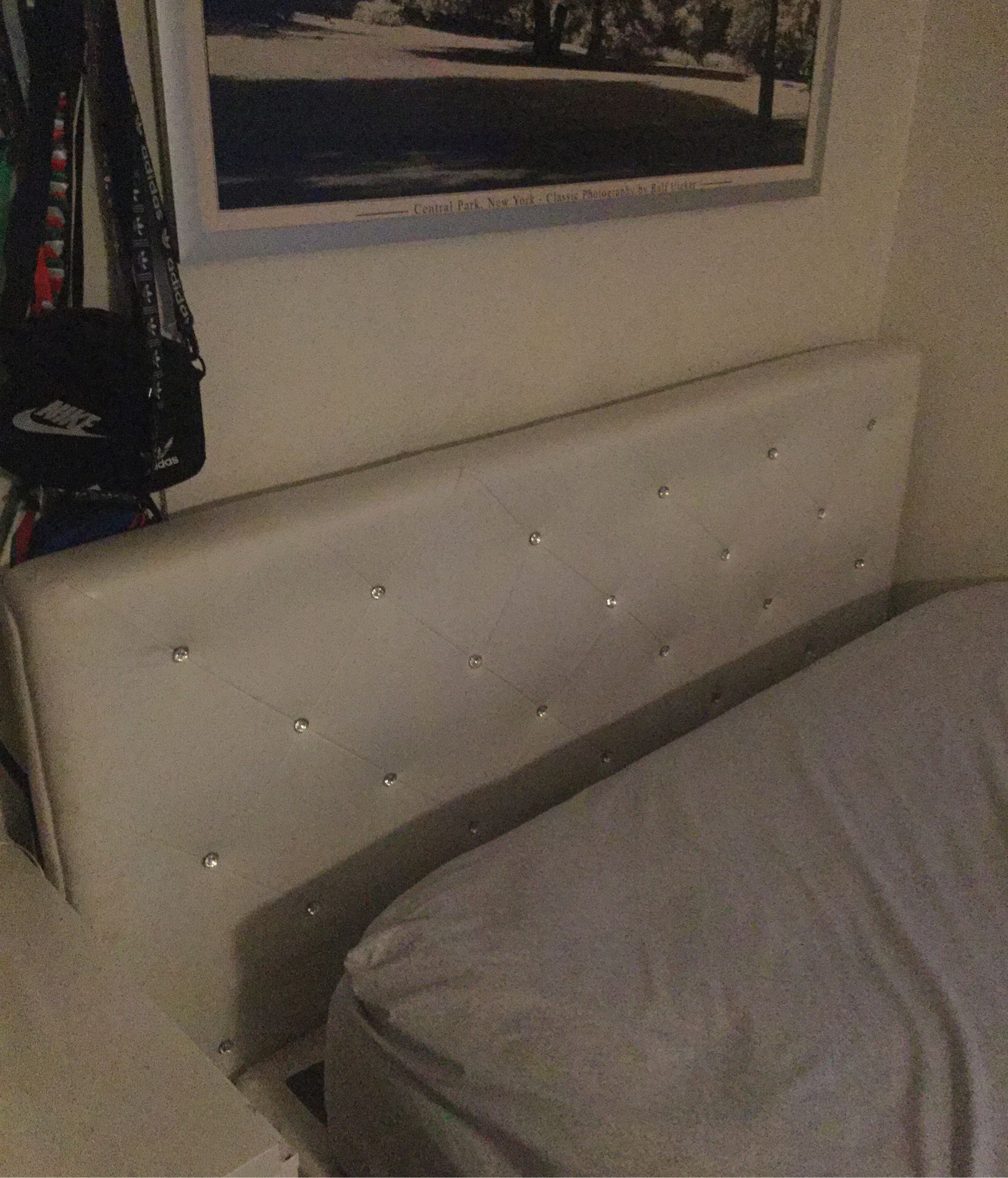 Bed headboard and bed frame complete ! Queen size