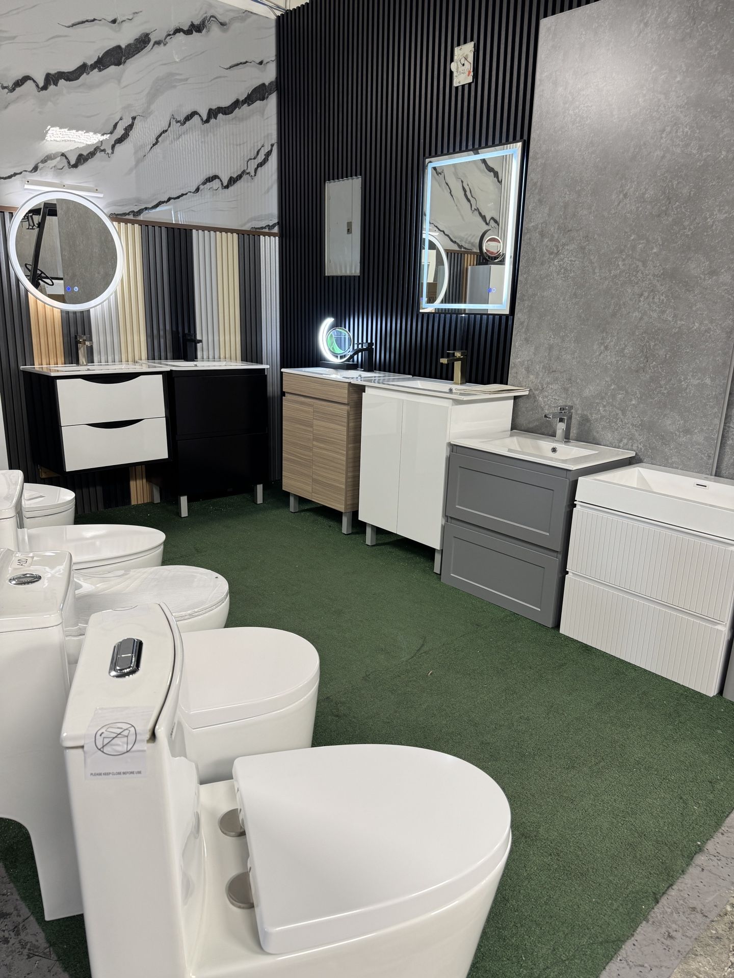 Toilet - Vanity - Mirror - Grifo - Wall Gabinet