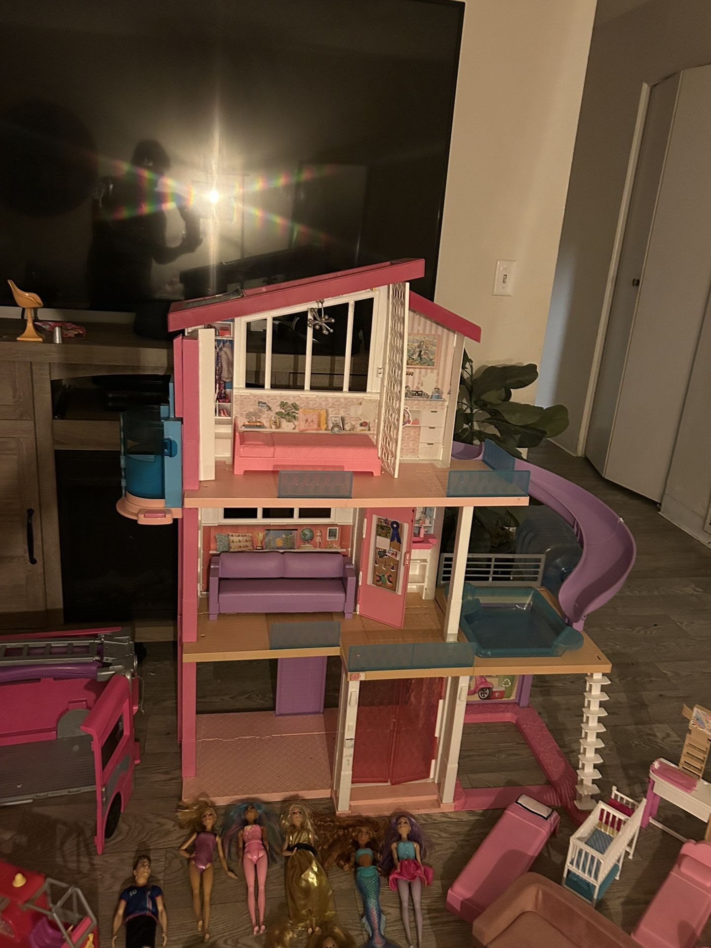 Barbies house w/barbies Vehicles And Accessories