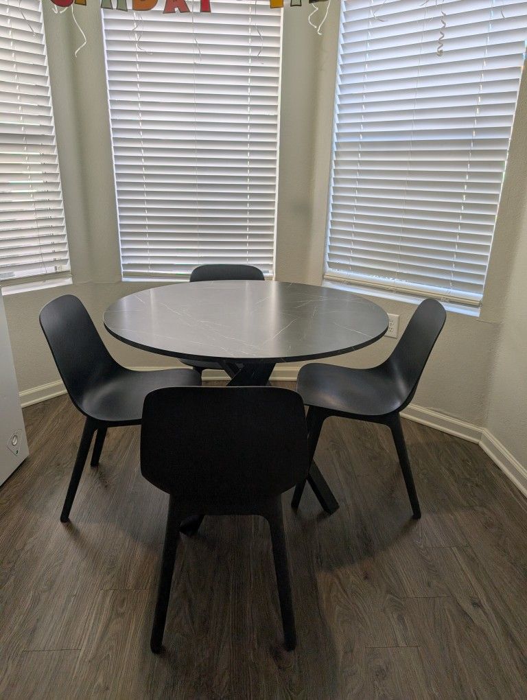 Kitchen Table & Chairs