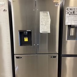 Samsung 36 in. 31 cu.ft. Smart French Door Refrigerator w Ice Maker New Scratch and Dent