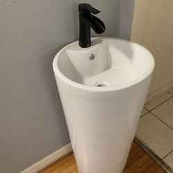 Swiss Madison One-piece Pedestal Sink (faucet NOT included) For 