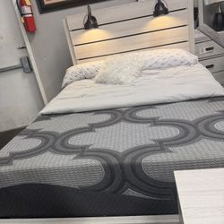 4 Pc Bedroom Set Queen Size Comes In Brown Too !!