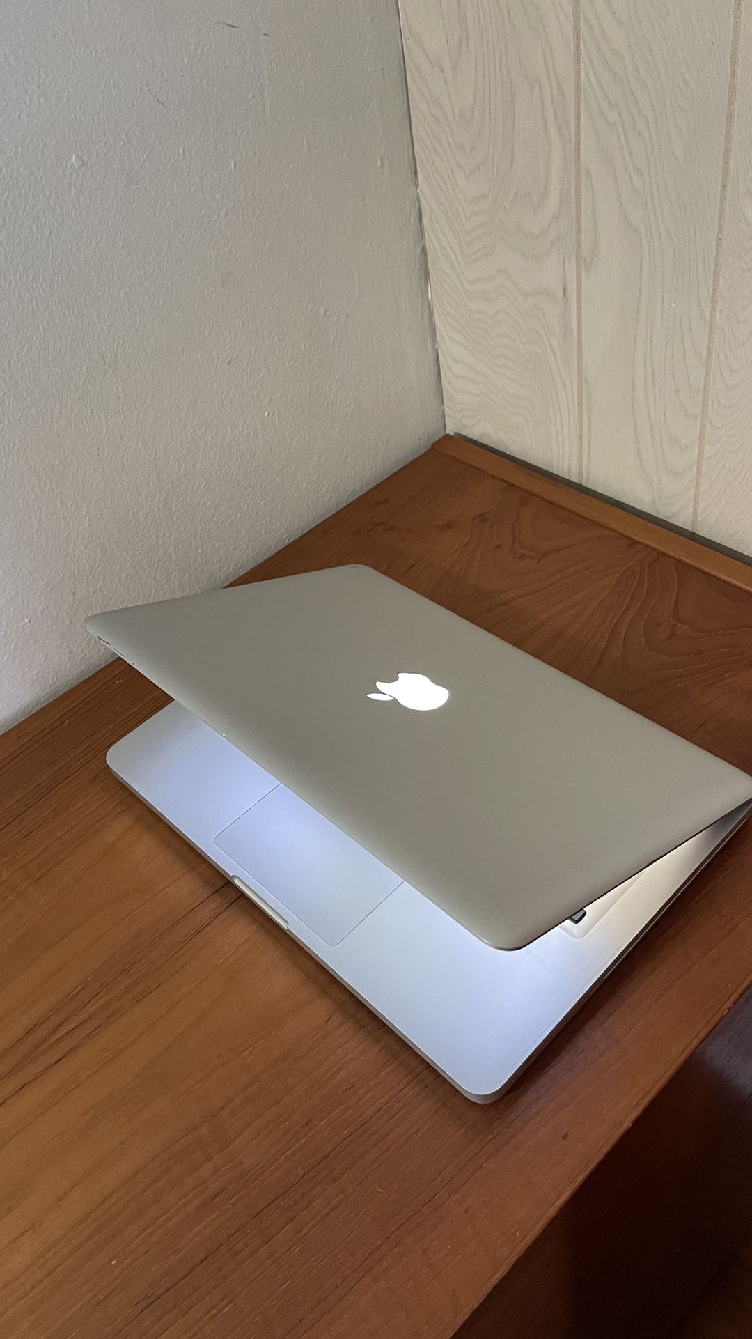 Apple MacBook Pro 13” I5/8GB/256GB SSD $140
