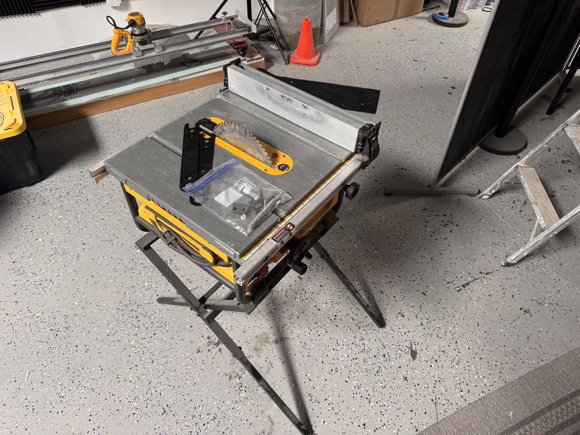 Dewalt Jobsite Table Saw 10" with Sled