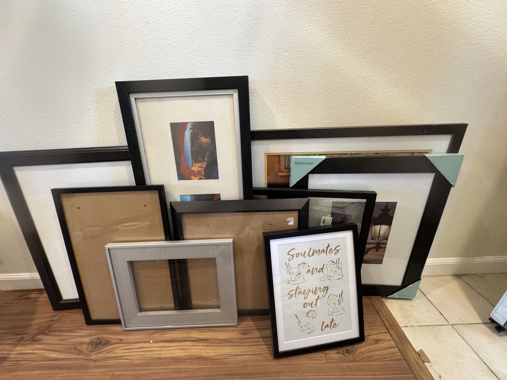 8 Wall Frames & 1 Wall Art