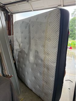 King Serta Mattress and Box Springs