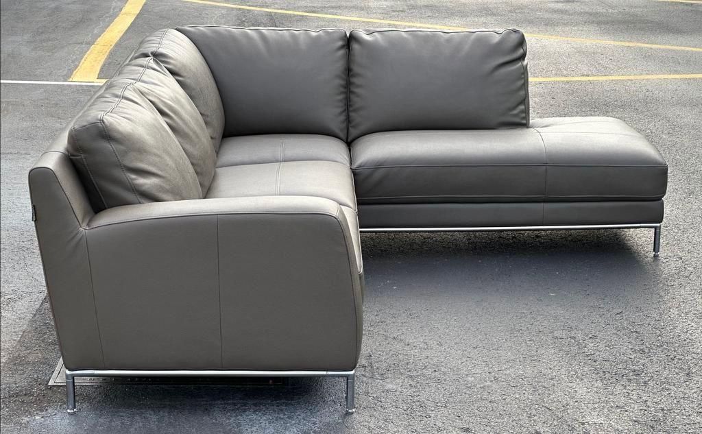 Sofa/Couch Sectional - LIKE NEW - Delivery Available 🚛