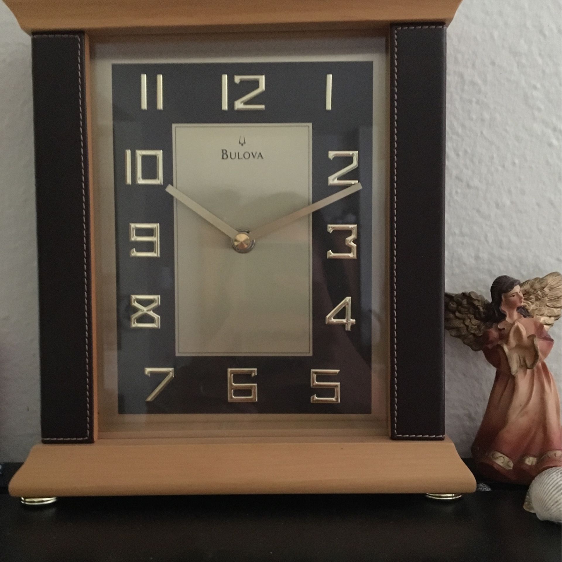 Bulova  Wooden Clock . 9x8 .20$