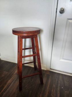 Spinning bar stool