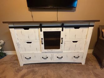 Queen Farmhouse/Pueblo Bed & Dresser Set (like new!)
