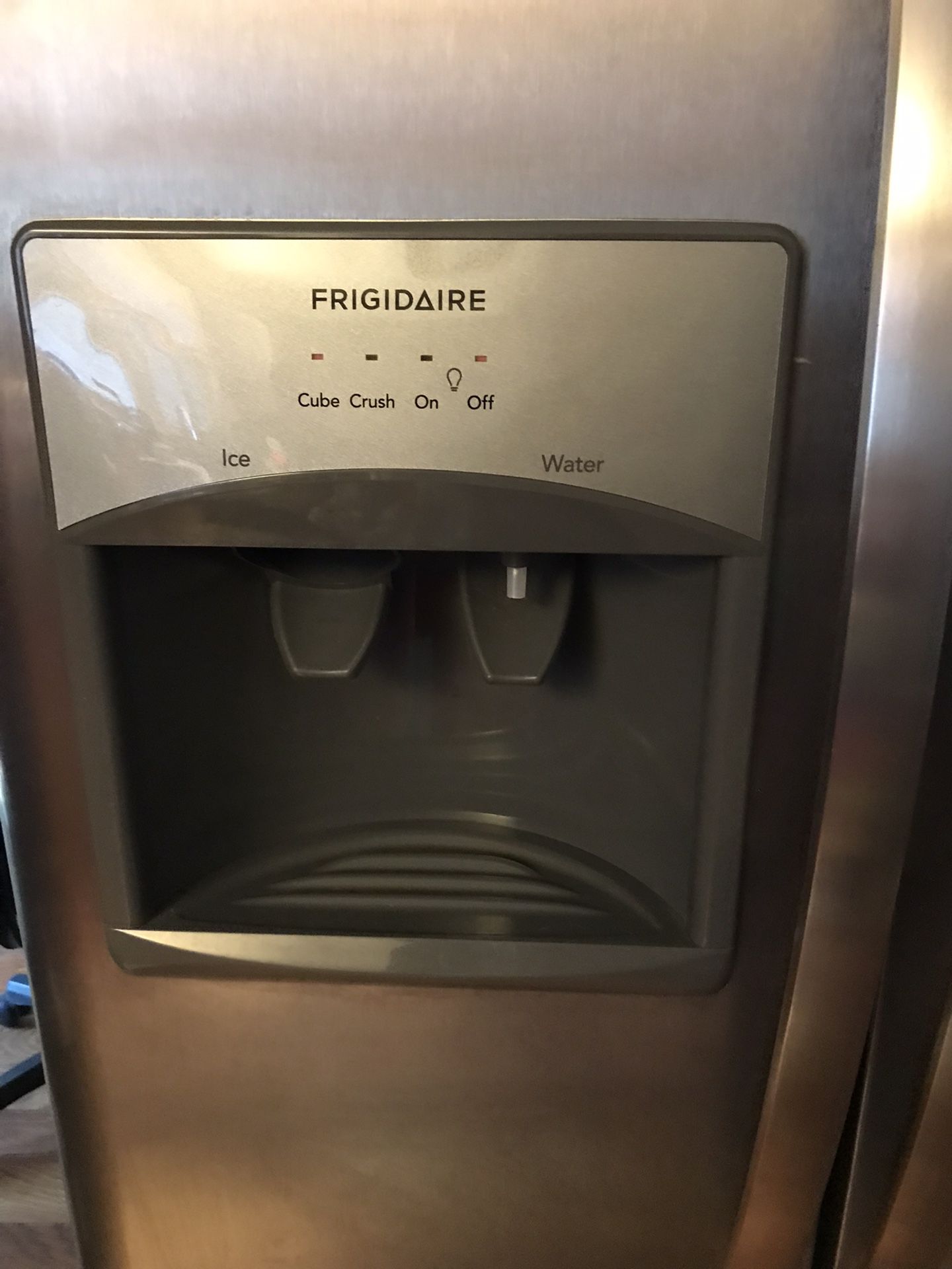 Side By Side Fridge  Frigidaire With Ice Maker 25.5 Cubic Feet