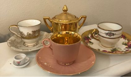 Mixed collection cup saucer set