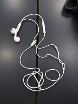 Apple EarPods PRICE NEGOTIABLE EXTREMELY