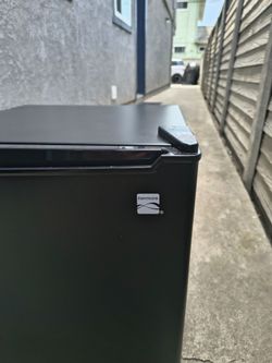 KENMORE MINI FRIDGE IN EXELENT WORKING CONDITION FOR ONLY $ 65