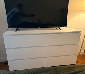 Modern 4-Drawer Dresser – Clean, Minimalist Design clean and like new