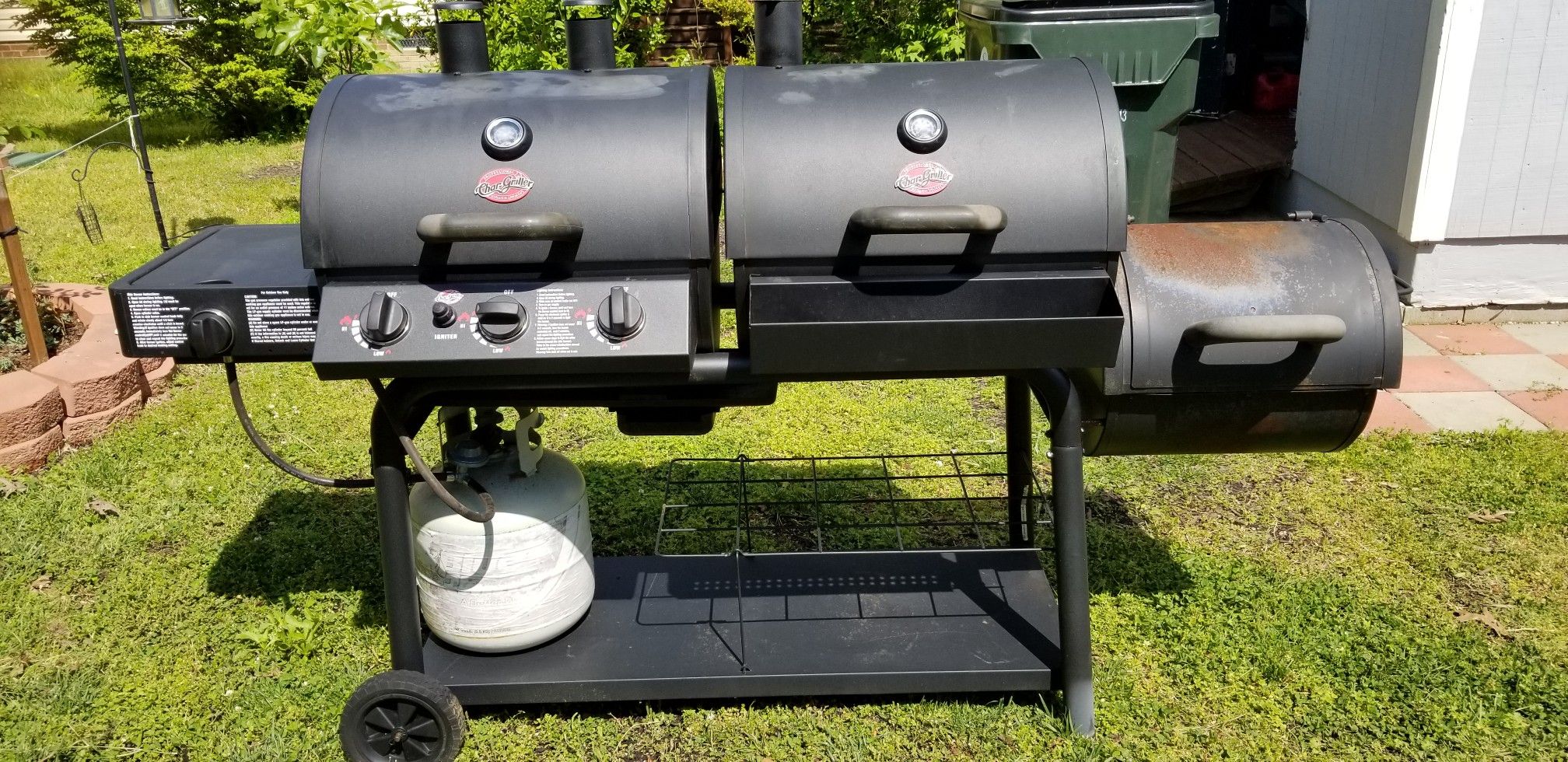 Char-Griller Trio Gas/Charcoal/Smoker Grill with Side Firebox