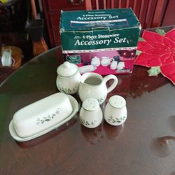 Vintage Six(6)Piece Stoneware Table Top Set Royal Season Holy Berries 