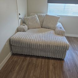 Plush Comfy Love Seat