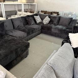 EXTRA LARGE BLACK SECTIONAL 