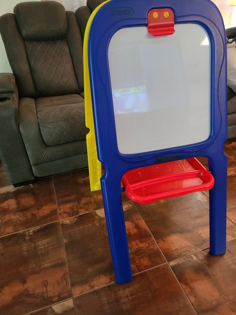 Crayola Art Easel With Dry Erase Board