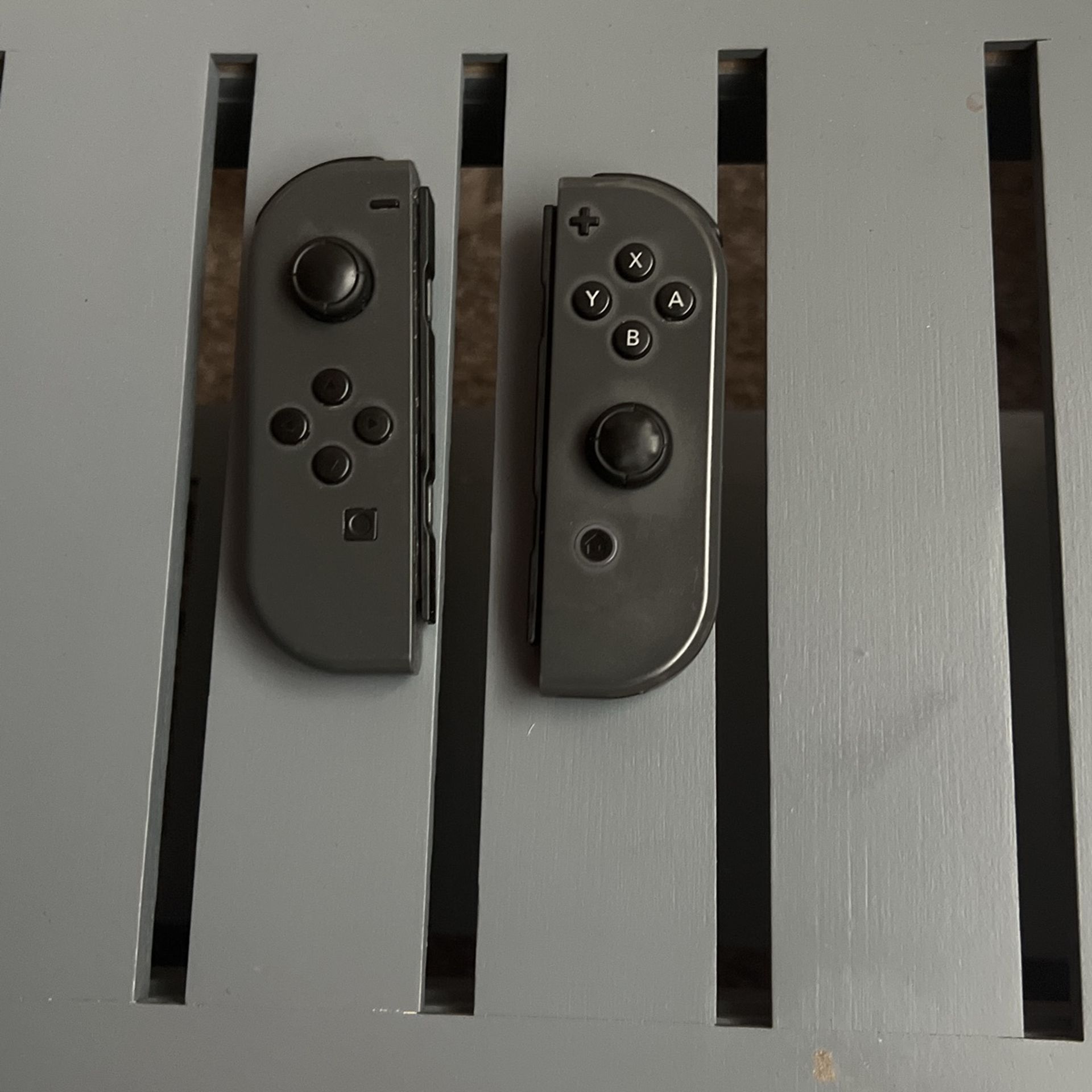 Nintendo Joycons With Broken Rails