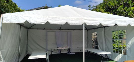Carpa blanca 20x20 mesas sillas manteles decoraciones luces candeleros pasto artificial