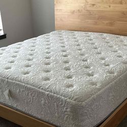 WOODLEYS FURNITURE COMFY KING SIZE MATTRESS OAK PLATFORM BED &MATCHING NIGHSTAND 