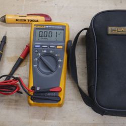 Fluke 179 True RMS Multimeter & Leads & Case - Tested. 