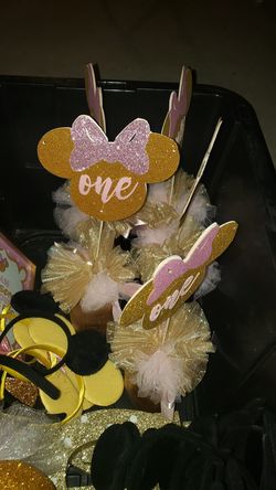 Minnie mouse table toppers, high chair banner, minnie envelope container for gift cards.