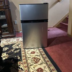 INSIGNIA MINI fridge