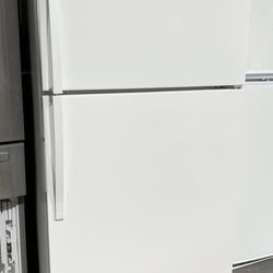 33” Top-Freezer Refrigerator Whirlpool (Finance Available)