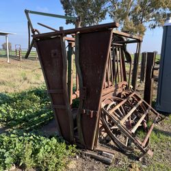 Standard squeeze chute with manual head gate