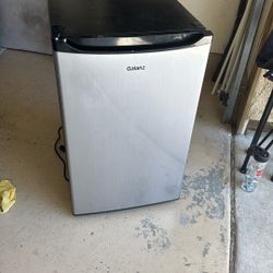 Galanz Mini Fridge (doesn’t work) 