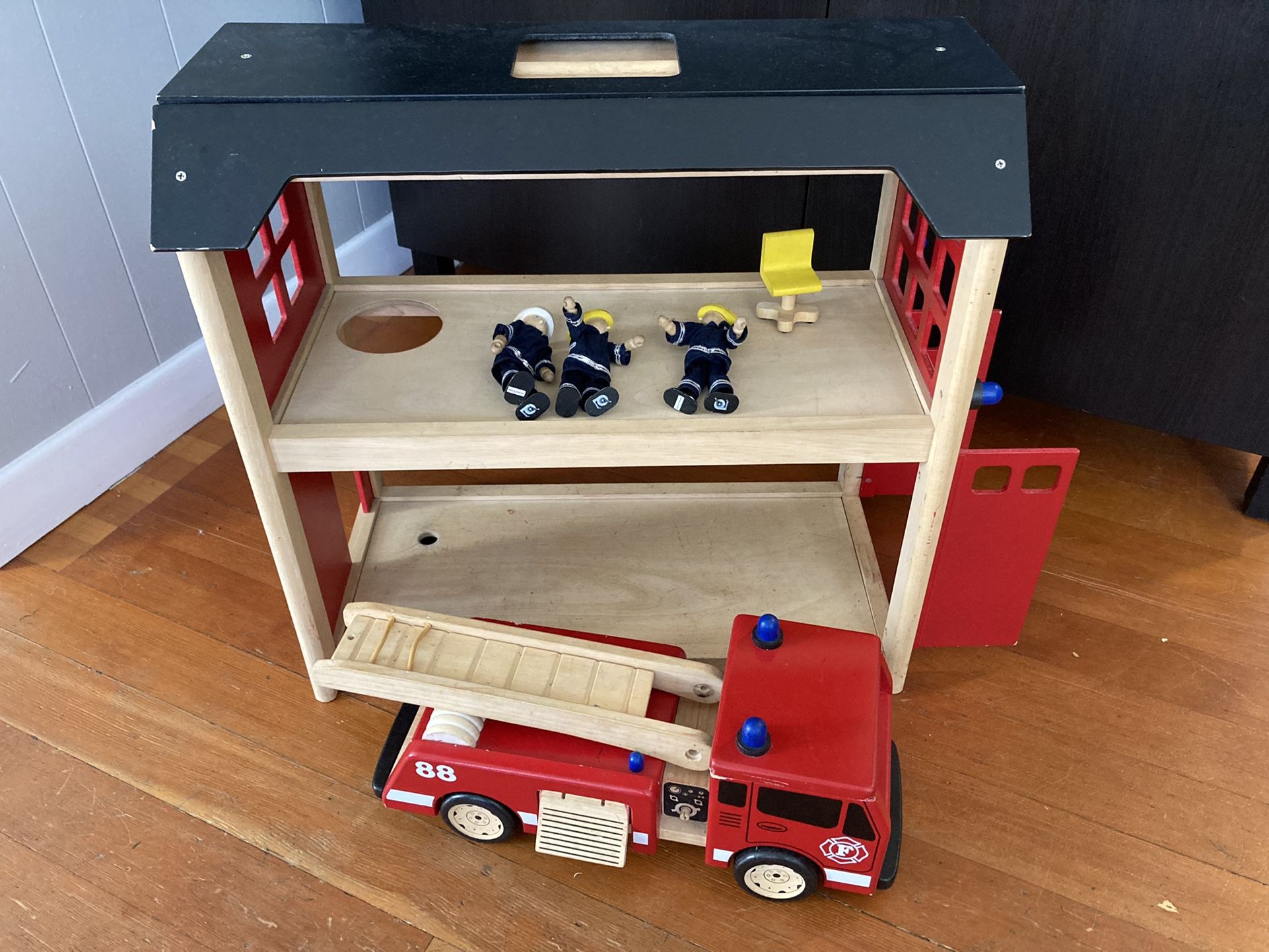 Pintoy Wooden Fire Station, Fire Engine And Firefighters