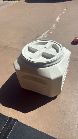Vault Pet food storage container like new