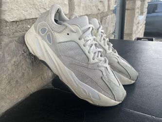 adidas Yeezy Boost 700 Low Analog. ( Pick Up Only ) Size 10 Mens $25