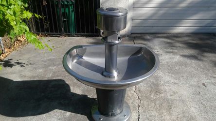 Industrial wash fountain