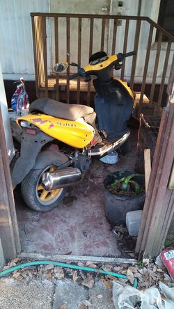 50cc black and yellow motor scooter