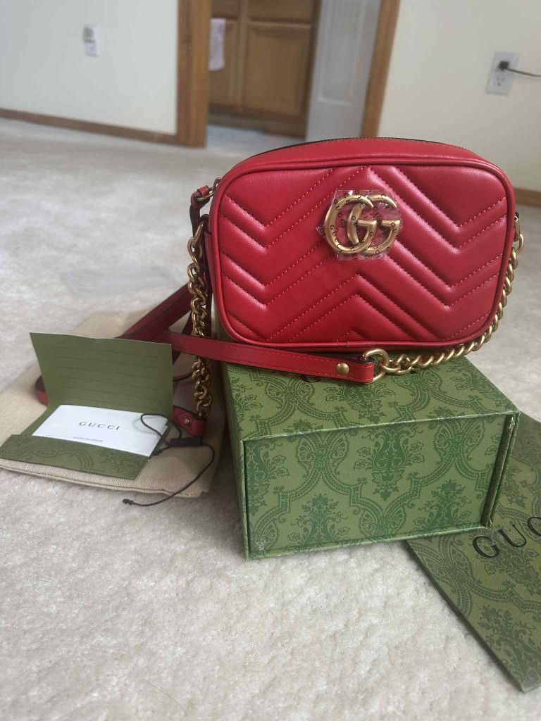 Marmont Small Leather
Camera Red