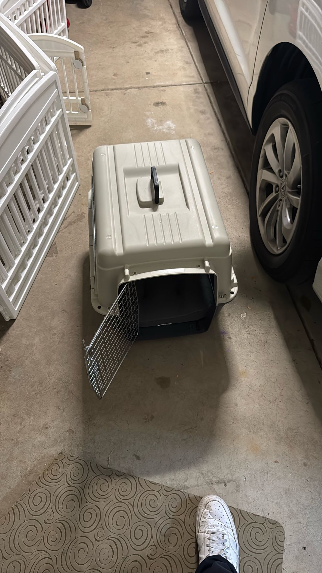 Dog Crate (NEVER USED!)