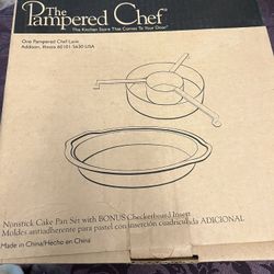 New In Box Pampered Chef Cake Pan Set