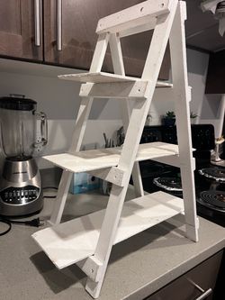 Exhibidor de madera de 3 niveles – $15