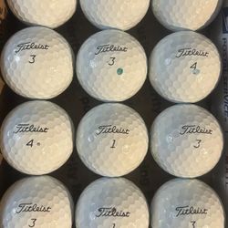 12 Titleist AVX White Golf Balls 5/4a Lot D131