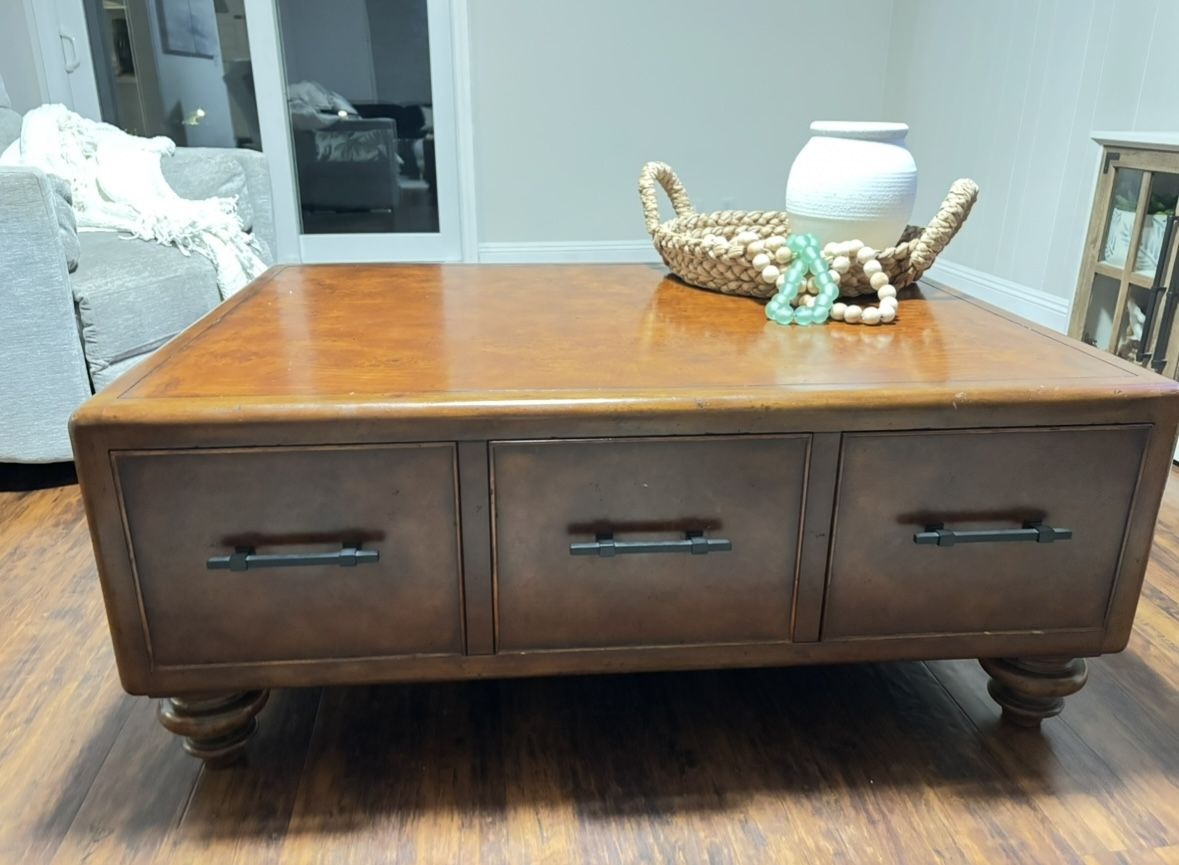 Beautiful Thomasville Hemmingway table