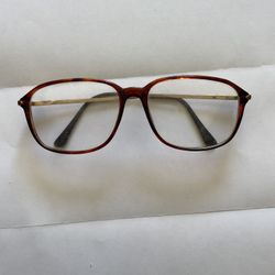 This is a pair of retro-style acetate-framed glasses. • Frame shape: The classic tortoiseshell large frame design, with its pattern of interwoven dark