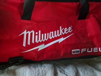 MILWAUKEE BATTERY CHARGER AND BAG