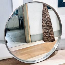 ♥️♥️Beautiful 28” Ikea Round Mirror In Chromed Metal Frame  In Great Condition ♥️♥️