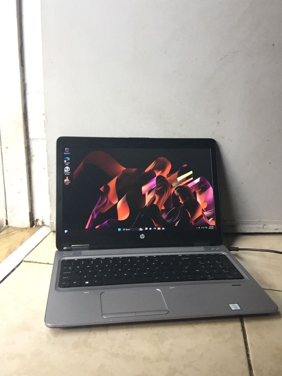 Missing Battery 15.6” Hp ProBook i7 Processor 256gb SSD 8gb Ram Window 11 work with charger all The time