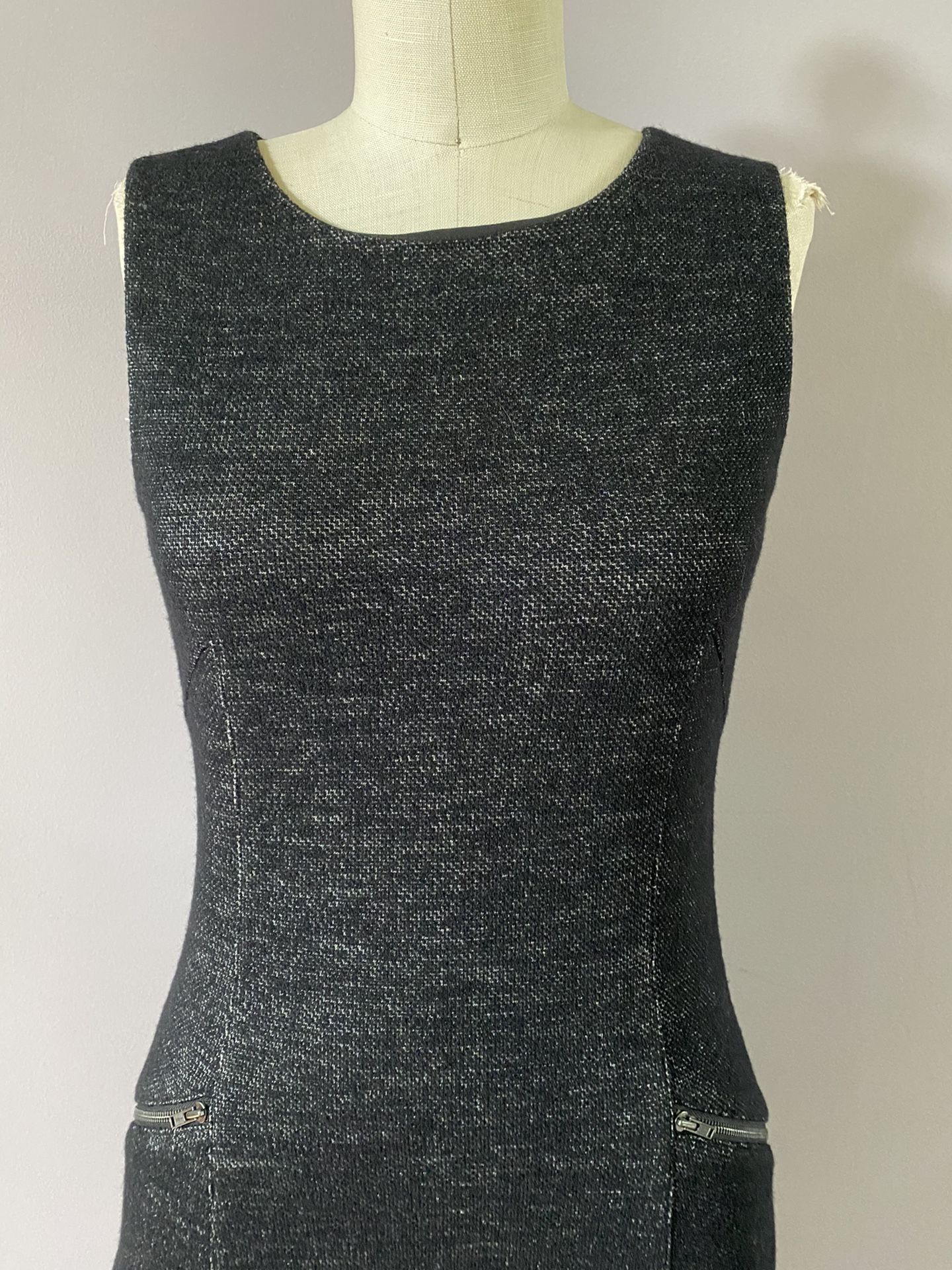 Theory fitted wool and cotton lined dress size 2. Excellent condition. Dresses